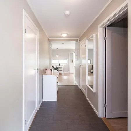 Flott, Moderne Leilighet Ved Ikea *